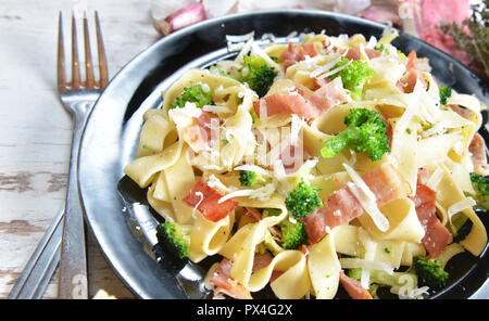 Tagliatelle mit Broccoli und Schinken Stockfoto