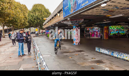 Ein schwarzer Jugendlicher, der auf einem Rad im Undercroft Skateboard Park in Southbank, London, England, Großbritannien, mit seinem Fahrrad unterwegs ist Stockfoto