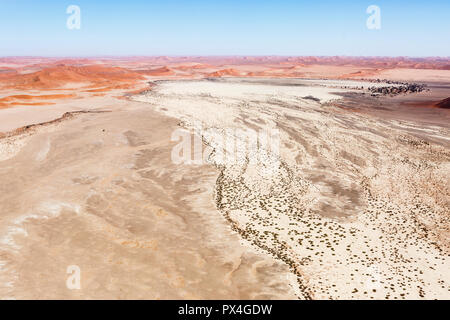 Luftbild, Tsondab pan, Tsondabvlei, durch die roten Dünen umgeben, die Namib Wüste, Namib-Naukluft-Nationalpark, Namibia Stockfoto