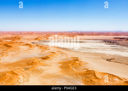 Luftbild, Tsondab pan, Tsondabvlei, durch die roten Dünen umgeben, die Namib Wüste, Namib-Naukluft-Nationalpark, Namibia Stockfoto