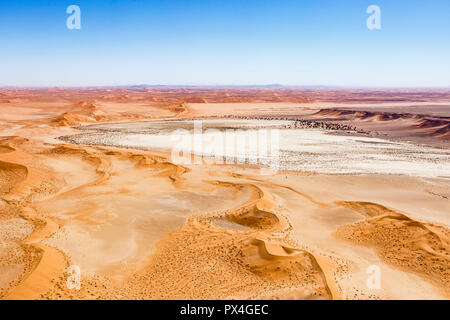 Luftbild, Tsondab pan, Tsondabvlei, durch die roten Dünen umgeben, die Namib Wüste, Namib-Naukluft-Nationalpark, Namibia Stockfoto