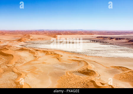 Luftbild, Tsondab pan, Tsondabvlei, durch die roten Dünen umgeben, die Namib Wüste, Namib-Naukluft-Nationalpark, Namibia Stockfoto