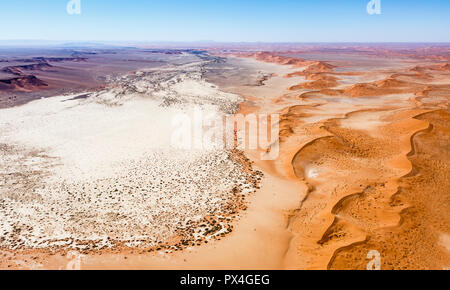 Luftbild, Tsondab pan, Tsondabvlei, durch die roten Dünen umgeben, die Namib Wüste, Namib-Naukluft-Nationalpark, Namibia Stockfoto