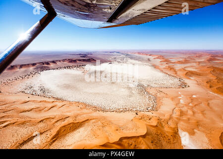 Luftbild, Tsondab pan, Tsondabvlei, durch die roten Dünen umgeben, die Namib Wüste, Namib-Naukluft-Nationalpark, Namibia Stockfoto