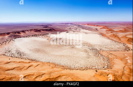 Luftbild, Tsondab pan, Tsondabvlei, durch die roten Dünen umgeben, die Namib Wüste, Namib-Naukluft-Nationalpark, Namibia Stockfoto