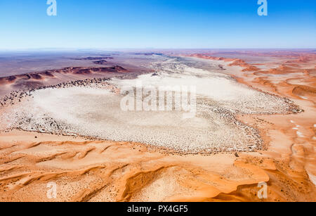 Luftbild, Tsondab pan, Tsondabvlei, durch die roten Dünen umgeben, die Namib Wüste, Namib-Naukluft-Nationalpark, Namibia Stockfoto