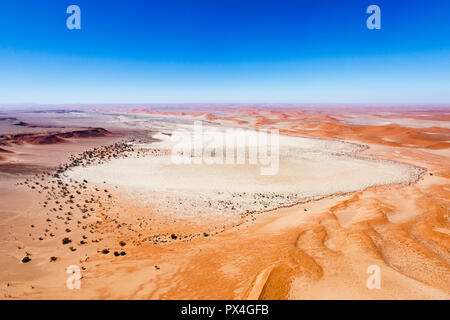 Luftbild, Tsondab pan, Tsondabvlei, durch die roten Dünen umgeben, die Namib Wüste, Namib-Naukluft-Nationalpark, Namibia Stockfoto