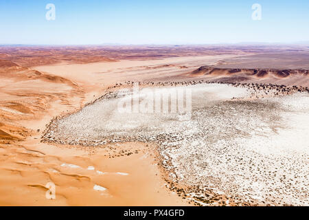 Luftbild, Tsondab pan, Tsondabvlei, durch die roten Dünen umgeben, die Namib Wüste, Namib-Naukluft-Nationalpark, Namibia Stockfoto