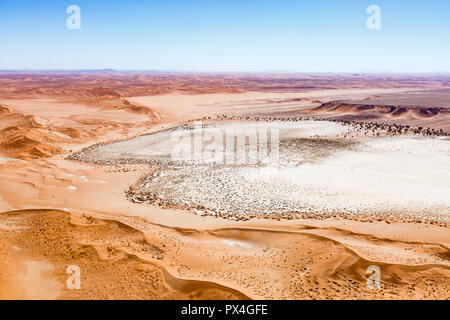 Luftbild, Tsondab pan, Tsondabvlei, durch die roten Dünen umgeben, die Namib Wüste, Namib-Naukluft-Nationalpark, Namibia Stockfoto