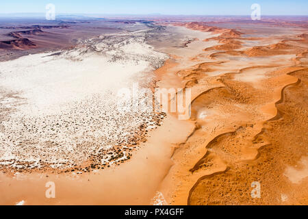 Luftbild, Tsondab pan, Tsondabvlei, durch die roten Dünen umgeben, die Namib Wüste, Namib-Naukluft-Nationalpark, Namibia Stockfoto