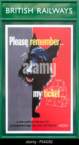 Vintage British Railways Bahn Werbeplakat, Swanage Bahnhof, Dorset, England, UK - bitte denken Sie daran, Ticket für Hund Stockfoto