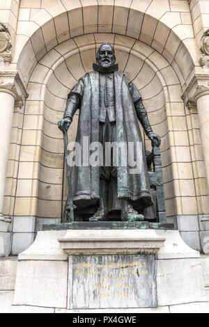 Statue von niederländischer Staatsmann Johan van Oldenbarnevelt in einer Nische des Rathauses. Stockfoto