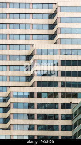 Abstrakte Fragment der zeitgenössischen Architektur, Wände aus Glas und Beton. Glaswand der modernen Bürogebäude. Office Fenster Muster backgrou Stockfoto