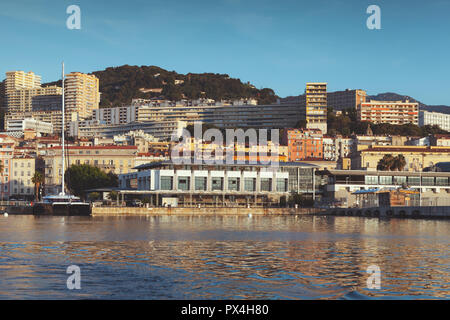 Main Passagierterminal im Hafen von Ajaccio, am Meer. Korsika, die französische Insel im Mittelmeer. Sommer morgen Stadtbild mit Vintage tonale Stockfoto