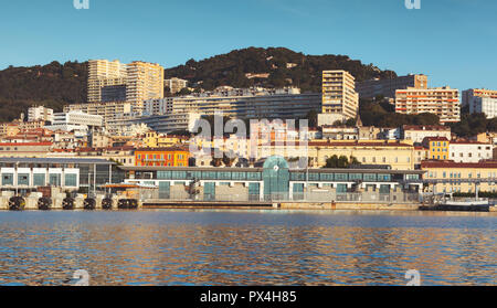 Passagierterminal im Hafen von Ajaccio, am Meer. Korsika, die französische Insel im Mittelmeer. Sommer morgen Stadtbild mit Vintage tonale Corr Stockfoto