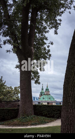 St Nicholas Kuppel von Schlossgarten von Prag Stockfoto
