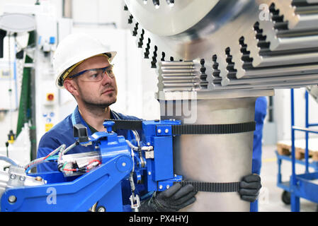 Arbeitnehmer Herstellung von Dampfturbinen in einem industriellen Fabrik Stockfoto