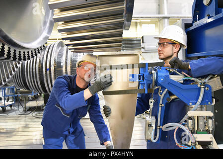 Teamwork - Arbeitnehmer Herstellung von Dampfturbinen in einem industriellen Fabrik Stockfoto