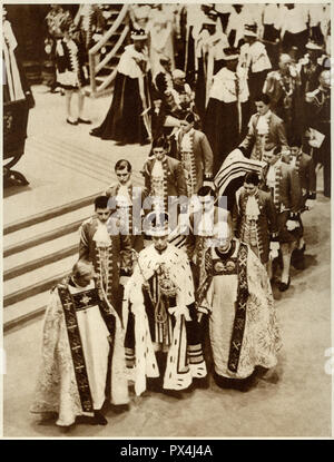 King George die sechste von Westminster Abbey am 12. Mai 1937 Übersicht der König trug seine Krönung Roben der Krone und der Reichsapfel und Zepter in einer Krönung Souvenir Buch veröffentlicht, die von der Daily Express vom 1937 veröffentlicht. Stockfoto