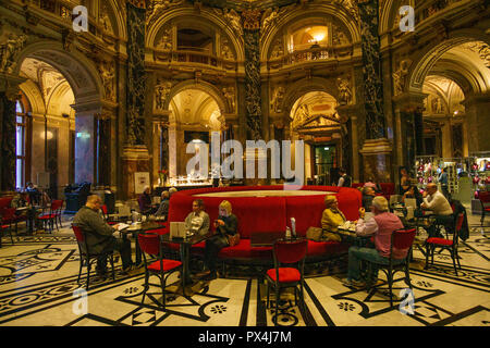 Touristen und Besucher entspannen und trinken innerhalb der alten Bar des Kunsthistorischen Museums. Das Museum wurde im Jahr 1891 eröffnet Stockfoto
