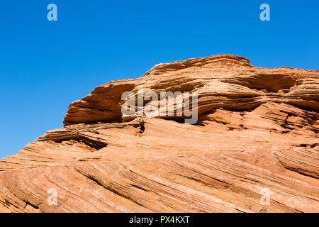 Horseshoe Bend, AZ, USA. Steinige wüste Felsvorsprung unter blauem Himmel. Stockfoto