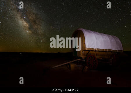 Arizona, USA. Einen atemberaubenden Blick auf die Milchstraße über Arizona Wüste, mit einem Siedler - style Wagen im Vordergrund. Stockfoto