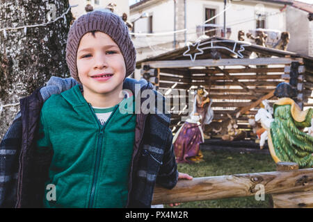 Junge mit Weihnachten Krippe Stockfoto