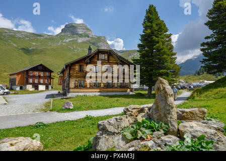 Engstlenalp, Schweiz - 4 August 2018: Menschen vor der Chalets auf Engstlenalp über Engelberg in den Schweizer Alpen Stockfoto