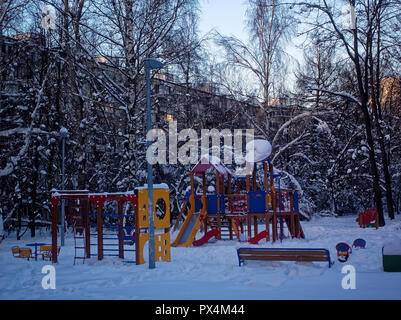 Kinderspielplatz im Schnee im Winter, Moskau Stockfoto