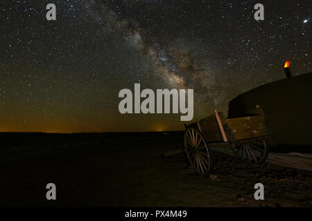 Arizona, USA. Einen atemberaubenden Blick auf die Milchstraße über Arizona Desert Campingplatz. Altmodische Wagen mit Holz- Räder im Vordergrund. Stockfoto