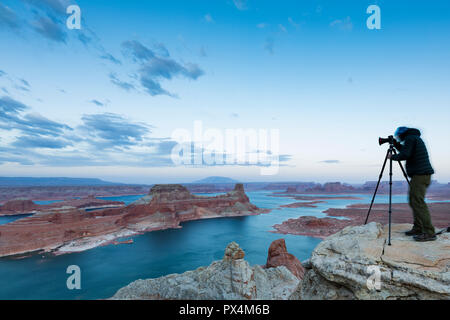 Alstrom Point, AZ, USA. Eine Landschaft Fotograf nimmt ein Foto von der Aussicht auf die Bucht von gunsight und Lake Powell vom am Alstrom Point übersehen. Stockfoto