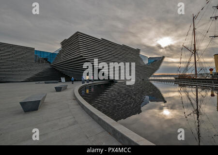 V&A MUSEUM FÜR GESTALTUNG DUNDEE SCHOTTLAND einen Pool und im frühen Herbst MORGEN Stockfoto