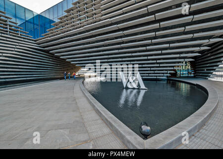 V&A MUSEUM FÜR GESTALTUNG DUNDEE SCHOTTLAND den TORBOGEN UND POOL MIT V UND EIN ZEICHEN Stockfoto