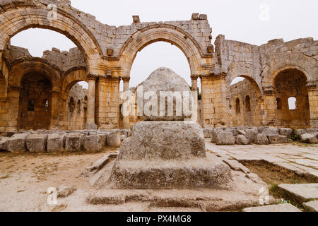 Berg Simeon, Provinz Aleppo, Syrien: Bleibt der Säule des Hl. Simeon Stylites im 5. Jahrhundert byzantinischen Kirche des Heiligen Simeon auch Stockfoto