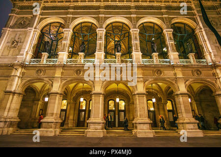 Die berühmte Staatsoper mit Touristen und Besucher zu Fuß vor dem Gebäude bei Nacht. Im Zentrum der Stadt Wien, Österreich befindet, Euro Stockfoto