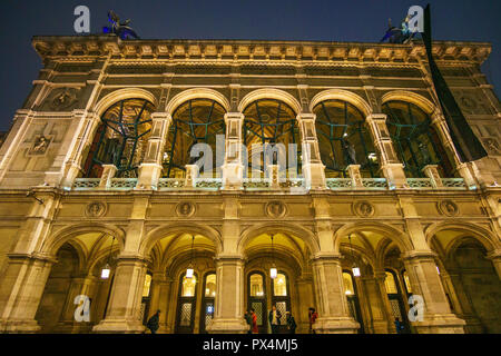 Die berühmte Staatsoper mit Touristen und Besucher zu Fuß vor dem Gebäude bei Nacht. Im Zentrum der Stadt Wien, Österreich befindet, Euro Stockfoto