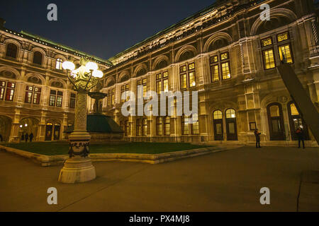 Die berühmte Staatsoper mit Touristen und Besucher zu Fuß vor dem Gebäude bei Nacht. Im Zentrum der Stadt Wien, Österreich befindet, Euro Stockfoto