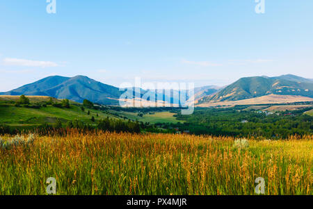 Die Ausläufer des Bären Zahn Berge in der Morgendämmerung, als von den Bären Zahn Mountain Pass Highway an einem schönen Sommermorgen in Montana, USA gesehen. Stockfoto