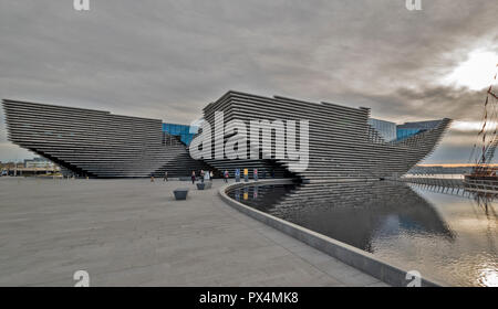 V&A MUSEUM FÜR GESTALTUNG DUNDEE SCHOTTLAND DAS GEBÄUDE AUF EINEM FRÜHEN HERBSTMORGEN Stockfoto