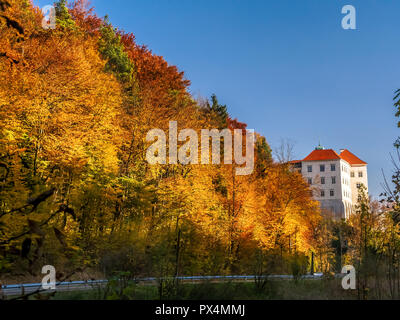 Schloss in Pieskowa Skala in der wunderschönen Herbstlandschaft. Ojcow Nationalpark, Polen Stockfoto