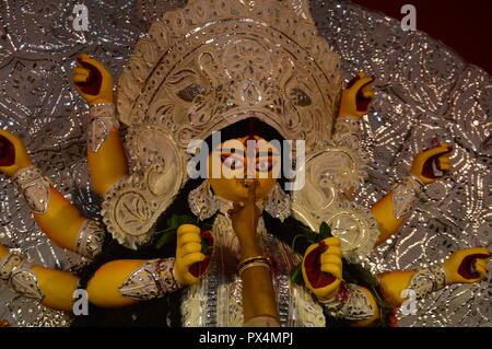 Durga Puja/Navratri in Kolkata, Indien endet mit der Feier des indoor Khela'. (Habe rmillion Spiel"). Hinduistische Frauen speziell bengalischen Frauen Abstrich e Stockfoto