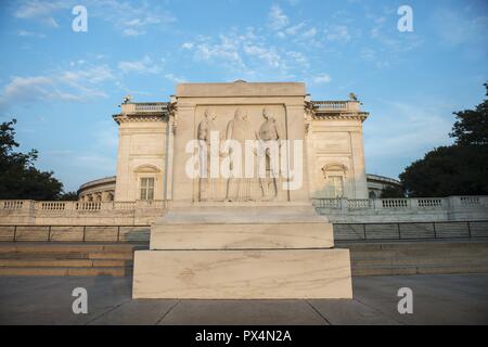 Blick auf den Osten mit Blick auf das Grab des Unbekannten Soldaten, geschossen von einem niedrigen Winkel, mit einer bas-relief mit der Darstellung der Klassischen allegorischen Figuren Frieden, Sieg, und Valor im Vordergrund, und mit der östlichen Fassade der das Arlington Memorial Amphitheater sichtbar im Hintergrund, auf dem Arlington National Cemetery, in Arlington, Virginia, USA, mit freundlicher Elizabeth Fraser und der Arlington National Cemetery, 7. August 2018. () Stockfoto