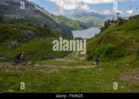 Jochpass, Schweiz - 4 August 2018: Menschen auf ihre Mountainbikes den Weg vom Jochpass über Engelberg in den Schweizer Alpen Stockfoto