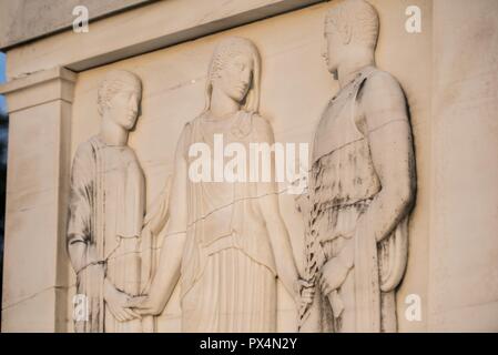 Farbfoto der Osten mit Blick auf das Grab des Unbekannten Soldaten, geschossen von einem niedrigen Winkel, zeigen eine bas-relief mit der Darstellung der Klassischen allegorischen Figuren Frieden, Sieg, und Valor, auf dem Arlington National Cemetery, in Arlington, Virginia, USA, mit freundlicher Elizabeth Fraser und der Arlington National Cemetery, 7. August 2018. () Stockfoto