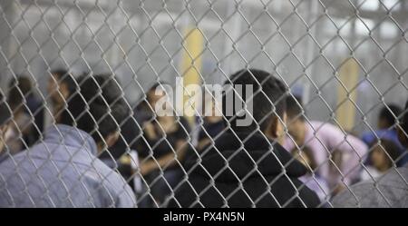 Hinter dem Zaun an der Central Processing Center in McAllen, Texas, 17. Juni 2018 angebliche illegale Grenzgänger. Mit freundlicher Genehmigung des Verteidigungsministerium der Vereinigten Staaten. () Stockfoto