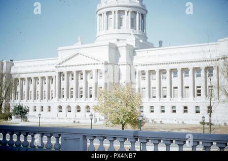 Blick Richtung Nordwesten von Governor's Office in der Kentucky State Capitol in der Hauptstadt Frankfort, Juni, 1953. Das Gebäude und seine Kuppel wurden im Beaux-Arts-Stil von Frank Mills Andrews konzipiert. () Stockfoto