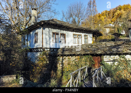 Herbst Blick auf die architektonischen und historischen Reserve von Dorf Bozhentsi, Gabrovo, Bulgarien Stockfoto