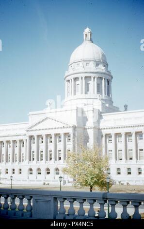 Blick Richtung Nordwesten von Governor's Office in der Kentucky State Capitol in der Hauptstadt Frankfort, Juni, 1953. Das Gebäude und seine Kuppel wurden im Beaux-Arts-Stil von Frank Mills Andrews konzipiert. () Stockfoto