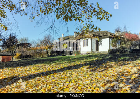 Herbst Blick auf die architektonischen und historischen Reserve von Dorf Bozhentsi, Gabrovo, Bulgarien Stockfoto