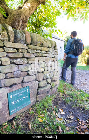 Junger Mann vorbei gehen. Die Plakette markiert den Start der Pennine Way, Morley, Peak District National Park Stockfoto